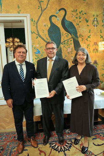 Jan Nast, Eric Pike und Olivia Khalil bei der
Vertragsunterzeichnung für die gemeinsame Kooperation "Shaping the
Future of Classical Music".