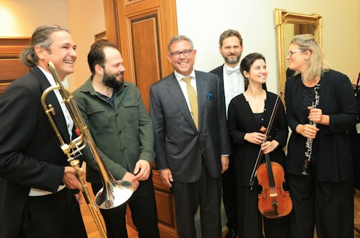 Vorschau Bild von Chefdirigent Petr Popelka, Eric Pike und Musiker:innen der Wiener
Symphoniker backstage nach dem Konzert am 30. September mit Gustav
Mahlers 9. Symphonie im Wiener Musikverein.