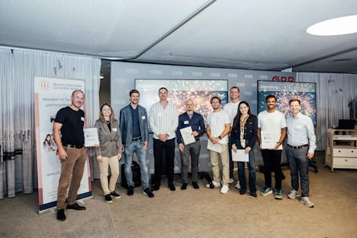 Die Travel Start-up Night Wien 2026 brachte fünf innovative
Start-ups auf die Bühne des ÖBB Innovation Lab. Das Publikum kürte
vionmo zum Sieger, touristinfo.ai belegte Platz zwei.