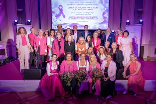 Vorschau Bild von Die Pink Ribbon-Botschafterinnen aus ganz Österreich mit Paul
Sevelda, Max Marhold, Eva Masel, Doris Kiefhaber und Patientinnen