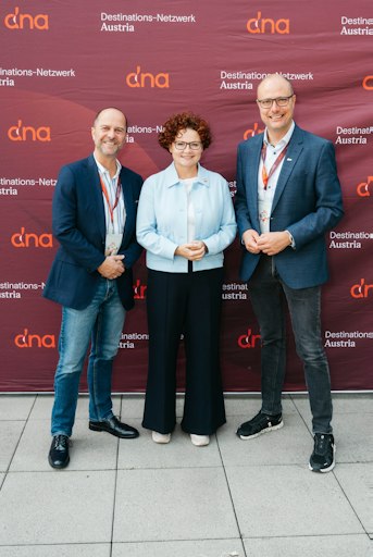 v.l.n.r. Christian Schirlbauer (Generalsekretär dna), Elisabeth
Zehetner (Tourismus-Staatssekretärin), Mathias Schattleitner (dna
Präsident)