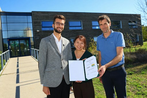 Die LIQON GmbH und die Erzeugerorganisation Marchfeldgemüse GmbH
(EOM) haben diese Woche eine langfristige Kooperation unterzeichnet.
Gemeinsam errichten die Partner im Marchfeld eine Anlage, die
Biobfälle aus der Gemüseproduktion in einen flüssigen, saisonal
speicherbaren Energieträger umwandelt. Aus dem, was bisher am Feld
oder in der Sortierung übrigbleibt, werden künftig Wärme, Kälte und
Strom für die Lagerung und Aufbereitung des Marchfeldgemüses.