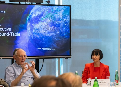 Vorschau Bild von Esri-Gründer Jack Dangermond und SynerGIS-CEO Renate Messner