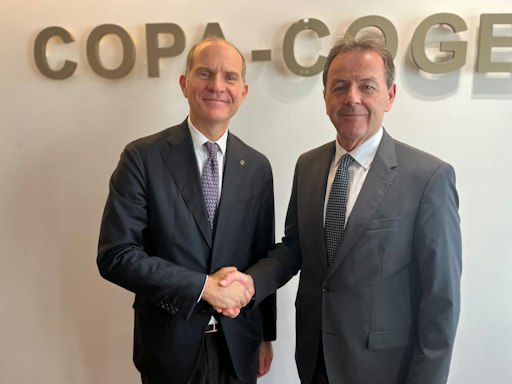 COPA-Präsident Massimiliano Giansanti aus Italien und
Vizepräsident, LK Burgenland-Präsident Nikolaus Berlakovich, heute
nach der Wiederwahl beim COPA-Präsidium in Brüssel.