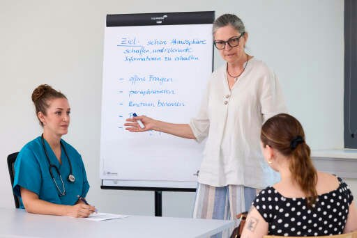 Ein eigenes Micro-Credential vermittelt, wie Gespräche strukturiert, empathisch und vor allem patient*innenzentriert geführt werden können