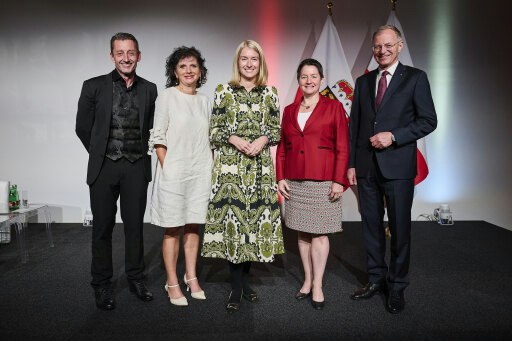 v.l.: Medizin-Ethiker Andreas Klein, Heide Maria Jackel (Studiengangsleiterin FH Gesundheitsberufe OÖ) LH-Stv. Christine Haberlander, Managerin Sonja Wehsely (Siemens Healthineers) und Landeshauptmann Thomas Stelzer.
