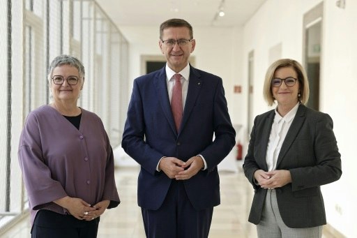 V.l.: Mag.a (FH) Claudia Böberl, Geschäftsführung Verein SAUM, Wirtschafts-Landesrat Markus Achleitner, und Iris Schmidt, MA, Landesgeschäftsführerin Arbeitsmarktservice OÖ.