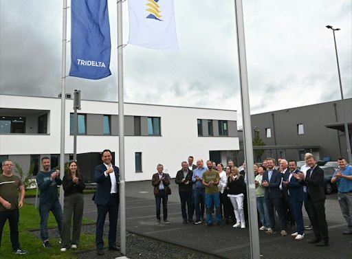 Christoph Zangl (4. v. l.), Geschäftsführer der TRIDELTA
Magnettechnik GmbH und der TRIDELTA Magnetsysteme GmbH, beim
symbolischen Hissen der TRIDELTA-Fahne anlässlich der vollzogenen
Übernahme der tk accelis Magnettechnik - gemeinsam mit
Mitarbeitenden der neuen TRIDELTA Magnettechnik GmbH und Vertretern
der TRIDELTA Gruppe. // Weiterer Text über ots und
www.presseportal.de/nr/183559 / Die Verwendung dieses Bildes für
redaktionelle Zwecke ist unter Beachtung aller mitgeteilten
Nutzungsbedingungen zulässig und dann auch honorarfrei.
Veröffentlichung ausschließlich mit Bildrechte-Hinweis.