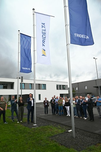 Vorschau Bild von Christoph Zangl (4. v. l.), Geschäftsführer der TRIDELTA
Magnettechnik GmbH und der TRIDELTA Magnetsysteme GmbH, beim
symbolischen Hissen der TRIDELTA-Fahne anlässlich der vollzogenen
Übernahme der tk accelis Magnettechnik - gemeinsam mit
Mitarbeitenden der neuen TRIDELTA Magnettechnik GmbH und Vertretern
der TRIDELTA Gruppe. // Weiterer Text über ots und
www.presseportal.de/nr/183559 / Die Verwendung dieses Bildes für
redaktionelle Zwecke ist unter Beachtung aller mitgeteilten
Nutzungsbedingungen zulässig und dann auch honorarfrei.
Veröffentlichung ausschließlich mit Bildrechte-Hinweis.