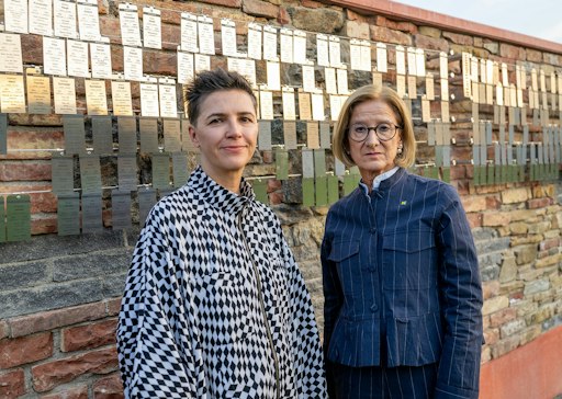 Landeshauptfrau Johanna Mikl-Leitner mit Künstlerin und
Architekturhistorikerin Azra Akšamija