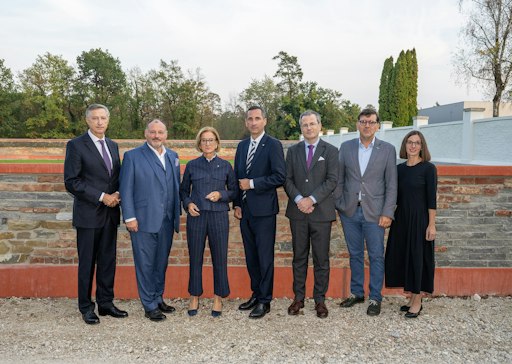 Vorschau Bild von v.l.n.r.: Leiter der Sektion III – Recht im Bundesministerium für
Inneres Mathias Vogl, Ärztlicher Direktor Christian Korbel,
Landeshauptfrau Johanna Mikl-Leitner, Vorstand Bernhard Kadlec,
Professor für Geschichte der Medizin Herwig Czech, Mitarbeiter
Dokumentationsarchiv des österreichischen Widerstandes Stephan Roth,
Kaufmännische Direktorin Regina Bauer