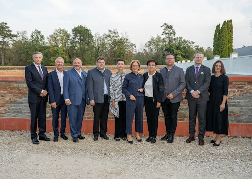 Vorschau Bild von v.l.n.r. Leiter der Sektion III – Recht im Bundesministerium für
Inneres Mathias Vogl, Pflegedirektor Gerhard Leonhartsberger,
Ärztlicher Direktor Christian Korbel, Abgeordneter zum NÖ Landtag
Mario Wührer, Künstlerin und Architekturhistorikerin Azra Akšamija,
Landeshauptfrau Johanna Mikl-Leitner, Bürgermeisterin Gemeinde
Öd-Öhling Michaela Hinterholzer, Bürgermeister Stadt Amstetten
Christian Haberhauer, Professor für Geschichte der Medizin Herwig
Czech, Kaufmännische Direktorin Regina Bauer