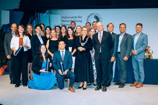 Gruppenfoto zum Dies Academicus (v.l.n.r.): Jens Hartmann, Zina
Lizanne Fabienne Weisner, Dekanin Barbara Brenner, Julia Teixeira
Mourao Permoser, Heidrun Bohnet, Rosa Maria Nothnagel (in der
Hocke), Denisa Roxana Cont, Lea Müller-Funk, Dekanin Eva-Maria
Stöckler, Kenneth Chen (in der Hocke), Jennifer Fritz, Liliya
Satalkina, Christoph Stotter, Noella Edelmann, Rektorin Viktoria
Weber, Markus Neubauer, Andrea de Luna, Senatsvorsitzender Clemens
Appl, Festredner Antonio Loprieno, Dekan Stefan Nehrer, Vizerektor
Stefan Oppl, Vizerektor Daniel Varro.