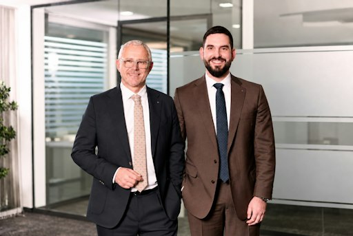 Bildtext: Die Hödlmayr-Geschäftsführung: Johannes Alexander
Hödlmayr, CEO der Hödlmayr International GmbH (rechts) und Andreas
Sundl, COO der Hödlmayr International GmbH (links).