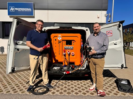 Das AMP-Fahrzeug von AV Professional vor dem Firmenstandort in
Wien: David Knapp und Matthias Plum zeigen den mobilen
Batteriespeicher von Roypow mit CEE-Abgängen und Ladeanschluss. AMP
(Autonomous Mobile Power) liefert netzunabhängigen Strom für Events,
Drehs und Installationen. Mehr auf avpro.at