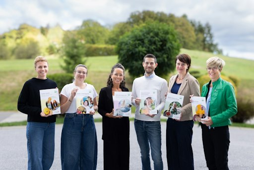 Gruppenfoto: Die Projektkoordinator:innen von Alpha Nova, atempo,
Chance B, LebensGroß, Lebenswelten Steiermark und Mosaik bringen
„gesund bleiben“ gemeinsam in weitere steirische Regionen.