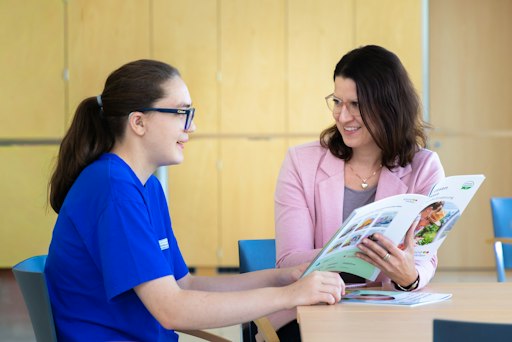 Vorschau Bild von Im Kurs „gesund bleiben“ werden Gesundheitswissen und praktische
Fähigkeiten vermittelt. Dabei bleibt auch Raum für individuelle
Fragen der Teilnehmenden.