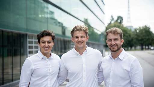 Das Gründerteam von Soneo AI, v.l.n.r.: Yanik Yeganehfar,
Co-Founder & COO; Andreas Schaubmaier, Co-Founder & CEO; Lukas
Ebermann, Co-Founder & CTO - KI bearbeitet