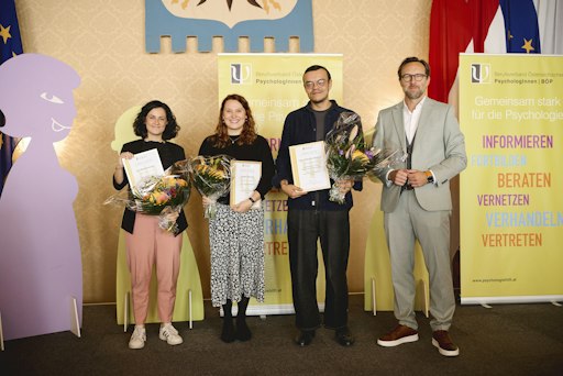 Die Gewinner:innen des BÖP-Journalist:innenpreises 2026 (von
links nach rechts): Helene Voglreiter (vertrat Eva Wackenreuther),
Sandra Gloning, Leon Hoffmann-Ostenhof, BÖP-Vizepräsident Mag. Georg
Hafner, MA