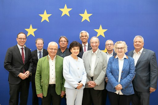 Die Podiumsdiskussion im Haus der EU zeigte damit fünf zentrale
Handlungsfelder: mehr Investitionen in Neubau und Sanierung,
langfristig planbare Finanzierung, praxistaugliche Regulierung, die
Sicherung von Beschäftigung und Fachkräften sowie eine bessere
Abstimmung zwischen europäischer, nationaler und regionaler Ebene.
Für die GBH steht dabei fest: Leistbarer Wohnraum, gute
Arbeitsplätze und hohe Bauqualität dürfen nicht gegeneinander
ausgespielt werden. Eine europäische Wohnbauoffensive kann nur dann
nachhaltig erfolgreich sein, wenn sie alle drei Ziele miteinander
verbindet.