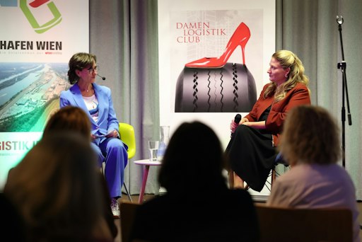 Vorschau Bild von Doris Pulker-Rohrhofer im Gespräch mit Vizebürgermeisterin
Barbara Novak bei „Logistik trifft Politik“ im thinkport VIENNA.
Foto: Katharina Schiffl.