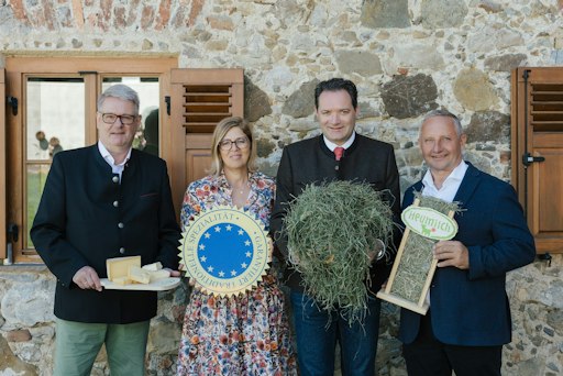 Vorschau Bild von Seit 2016 trägt Heumilch das EU-Gütesiegel „garantiert
traditionelle Spezialität“. Es steht für klar definierte und
unabhängig kontrollierte Vorgaben und bietet Konsumentinnen und
Konsumenten Orientierung beim Einkauf. Zentrales Merkmal der
Heuwirtschaft ist die Heufütterung im Winter.