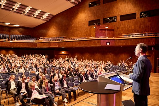1.175 Fachteilnehmende kamen zum 43. AGA-Kongress für
Arthroskopie und Gelenkchirurgie im Congress Innsbruck, um sich zu
den neuesten Entwicklungen und Behandlungsmöglichkeiten zu
informieren.