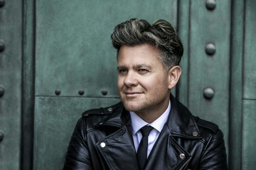 Sänger und Entertainer Gernot Pachernigg gibt die größten Hits von Peter Alexander zum Besten.