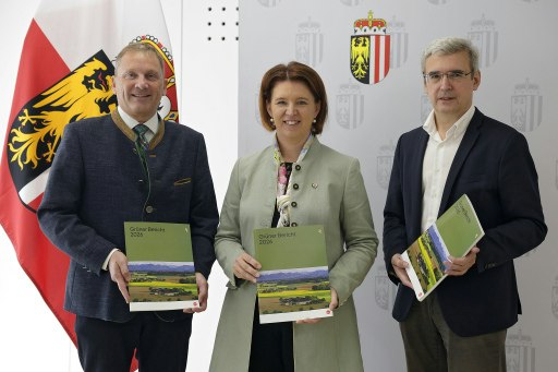 v.l.: Leiter Abteilung Land- und Forstwirtschaft Hubert Huber, Agrar-Landesrätin Michaela Langer-Weninger und Agrarökonom Franz Sinabell.