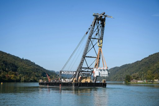 Der neue Transformator für das Donaukraftwerk Jochenstein wurde mit dem Schwimmkran sicher eingehoben.