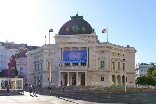Vorschau Bild von Volkstahetr mit 100 Jahre ÖVSV Banner