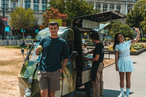 Mit dem „Matchamobil“ überträgt der Wiener Pionier für mobile
Kaffeebars sein Erfolgsrezept auf das Trendgetränk Matcha und bringt
es auf drei Rädern zu Festivals und Firmenevents.