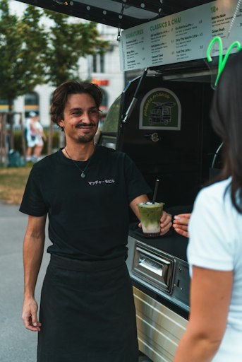 Vorschau Bild von Mit dem „Matchamobil“ überträgt der Wiener Pionier für mobile
Kaffeebars sein Erfolgsrezept auf das Trendgetränk Matcha und bringt
es auf drei Rädern zu Festivals und Firmenevents.