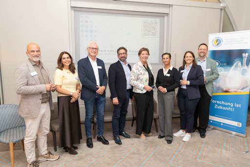 https://www.apa-fotoservice.at/galerie/40155 LALUCA Forum 2026:
Die Zukunft der Lungenkrebsversorgung im Gespräch Vertreter:innen
aus Medizin, Forschung, Patient:innenvertretung, Gesundheitswesen
und Gesundheitspolitik diskutierten beim dritten LALUCA Forum in
Wien über die Zukunft der Lungenkrebsversorgung in Österreich. Im
Fokus standen Qualitätsindikatoren, Versorgungsforschung,
Früherkennung sowie die Rolle belastbarer Daten und einer starken
Forschungsinfrastruktur für eine nachhaltige Verbesserung der
Versorgung.
