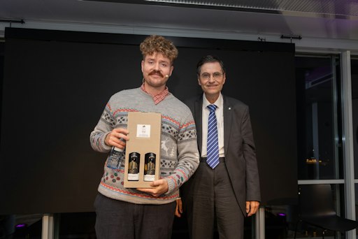 Am Bild v.l. Kabarettist Benedikt Mitmannsgruber und Dr. Herbert
Allram (Vorstandsdirektor des Wiener Städtischen
Versicherungsvereins) im 20. Stock des Ringturms.