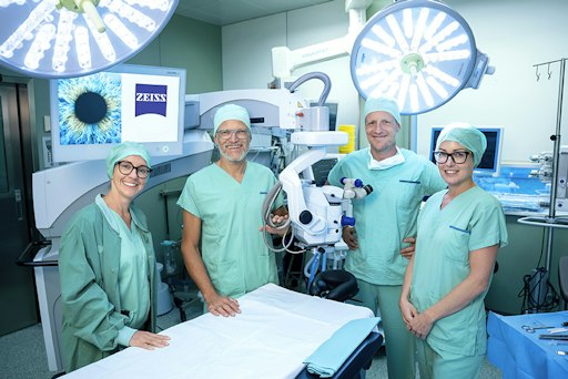 Die Kollegiale Führung der Privatklinik Graz Ragnitz – Sabrina
Bittelmayer, Markus Pöham und Maximilian Zacherl (von rechts nach
links) – freut sich mit der OP-Leiterin Kathrin Felbauer über das
neue medizinische Angebot.