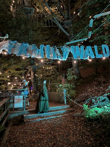 Den Auftakt macht der Familywald Ossiacher See. Bereits von 16.
bis 18. Oktober stimmt ein Halloween-Warm-up auf die
schaurig-schönen Herbsttage ein, von 23. Oktober bis 1. November
folgt das große Halloween-Programm – jeweils täglich von 11.00 bis
20.30 Uhr.