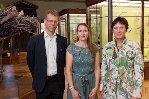 v. l. n. r.: Priv.-Doz. Dr. Swen Renner (Leiter der
Vogelsammlung, NHM Wien), Natalie Wallner (Zoologische
Hauptpräparation, NHM Wien), Dr. Katrin Vohland
(NHM-Wien-Generaldirektorin) in neueröffneten Vogelsaal des NHM Wien