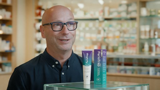 Matthias Brode mit der PerioTrap Mikrobiom-Zahnpasta in einer
Apotheke in Halle (Saale). Die Zahnpasta wurde für die gezielte
Mund- und Zahnpflege entwickelt. Ausschließlich der abgebildete
Glastisch ist KI-generiert. ©PerioTrap // Weiterer Text über ots und
www.presseportal.de/nr/183590 / Die Verwendung dieses Bildes für
redaktionelle Zwecke ist unter Beachtung aller mitgeteilten
Nutzungsbedingungen zulässig und dann auch honorarfrei.
Veröffentlichung ausschließlich mit Bildrechte-Hinweis.