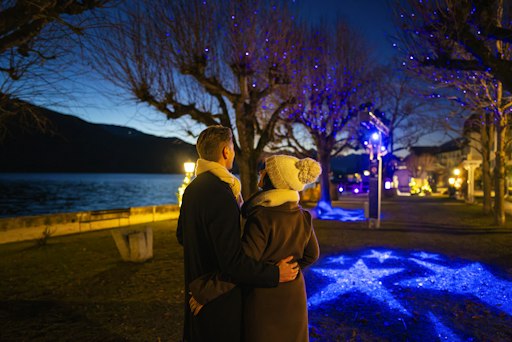  Paar am Millstätter Lichtweg im Advent am Millstätter See