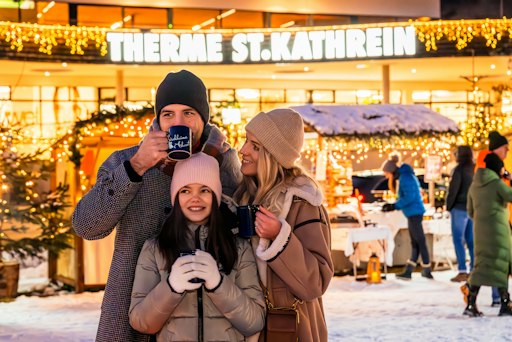 Vorschau Bild von Familie steht vor der Therme St. Kathrein beim Kirchheimer Advent