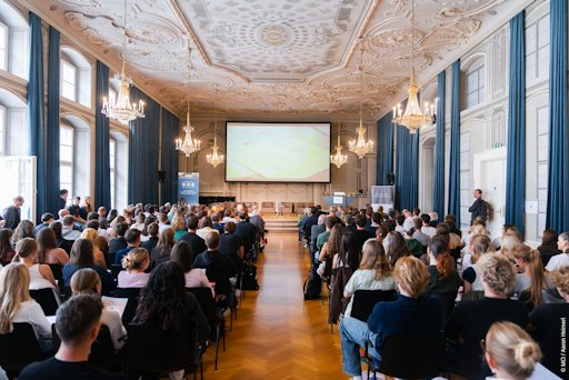  Hintere Reihe von links: Michael Reiterer; Wolfgang Prodinger;
MCI Rektor Andreas Altman; Thomas Eppinger; Monika Köppl-Turyna;
Staatssekretärin Barbara Eibinger-Miedl; Thomas Sattelberger; Gregor
Weihs; Dieter Althaus; Reinhard Schretter Vordere Reihe von links:
Matthias Sutter; Natalie Kocher; Martin Steinmeyer;