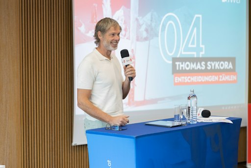 Vorschau Bild von Thomas Sykora trägt seine Keynote vor beim Event "ELEVATE 2026 -
Bewegung schafft Erfolg" von der SIWA Online GmbH