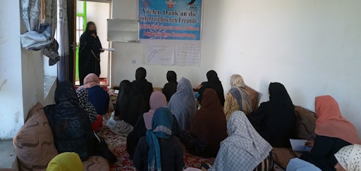 Laut UNICEF sind 2,6 Millionen Mädchen in Afghanistan von
weiterführender Bildung ausgeschlossen. Im von Jugend Eine Welt und
dem Wiener Verein AKIS geförderten Privatunterricht erhalten sie
grundlegende schulische Bildung, die ihnen im regulären System von
den Taliban derzeit verwehrt wird.