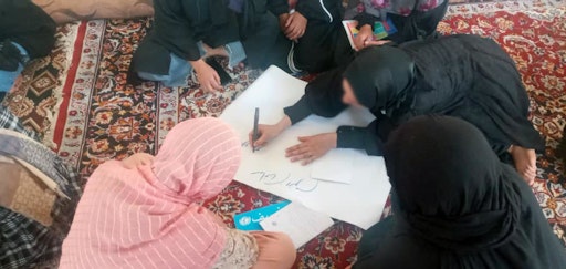 Vorschau Bild von Von den Taliban aus dem öffentlichen Leben gedrängt, erhalten die
Mädchen Unterricht in Fächern wie Englisch, Farsi und Mathematik.