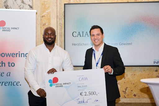 Vorschau Bild von Pablo Viveros übergibt Jurypreis an CAIA ((Cross-border
agricultural investment advisory).