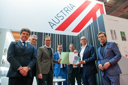 Jiří Čistecký, Botschafter der Tschechischen Republik in
Deutschland, Oliver Zille, Beauftragter für internationale
Angelegenheiten Buch Wien, Patrick Zöhrer, Geschäftsführer Buch
Wien, Benedikt Föger, Präsident des Hauptverbands des
Österreichischen Buchhandels, Tomáš Kubíček, Generaldirektor der
Mährischen Landesbibliothek, Oto Klempíř, Kulturminister der
Tschechischen Republik, und Martin Krafl, Programmdirektor des
Projekts Czechia 2026, v. l. n. r.