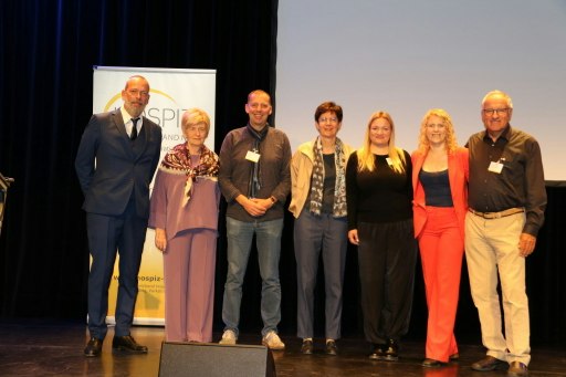 v.l.n.r.: Vortragender Robert Kratky, Vorsitzende Landesverband Hospiz NÖ Klaudia Atzmüller, Vortragender Ingo Vogl, Vortragende Prof.in Dr.in Sabine Pleschberger, MPH, Vortragende Maria Brandt, Geschäftsführerin Landesverband Hospiz NÖ Petra Kozisnik, BSc, Vortragender Hans-Walter Hoppensack. Foto © LV Hospiz NÖ