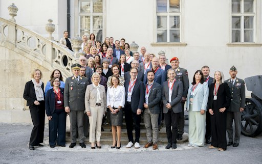 Die Teilnehmer der Tagung der Rektorinnen und Rektoren der
Pädagogischen Hochschulen mit Vertretern des Bundesheeres und
Verteidigungsministerin Klaudia Tanner (4.v.li.)
