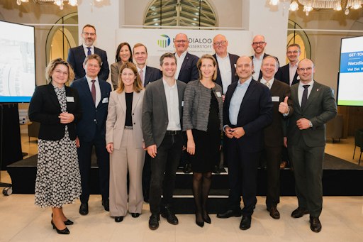 Diskutant:innen (oben v.l.n.r.): Daniele Gamba, Manuela Raidl,
Christoph von dem Bussche, Alois Schroll, Laurenz Pöttinger,
Matthias Pastl, Herbert Saurugg, Isabella Pichler-Olearczyk,
Wolfgang Anzengruber, Barbara Schmidt, Lukas Hammer, Valerie Hackl,
Stefan Gara, Stefan Wagenhofer, Paul Hammerl.